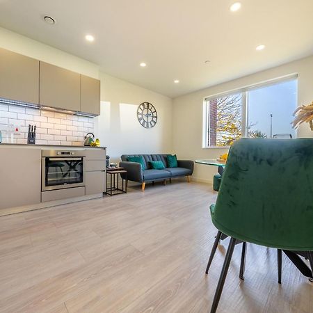 Luxury 1 Bedroom Serviced Apartment With Roof Terrace & Gym Stevenage Eksteriør bilde