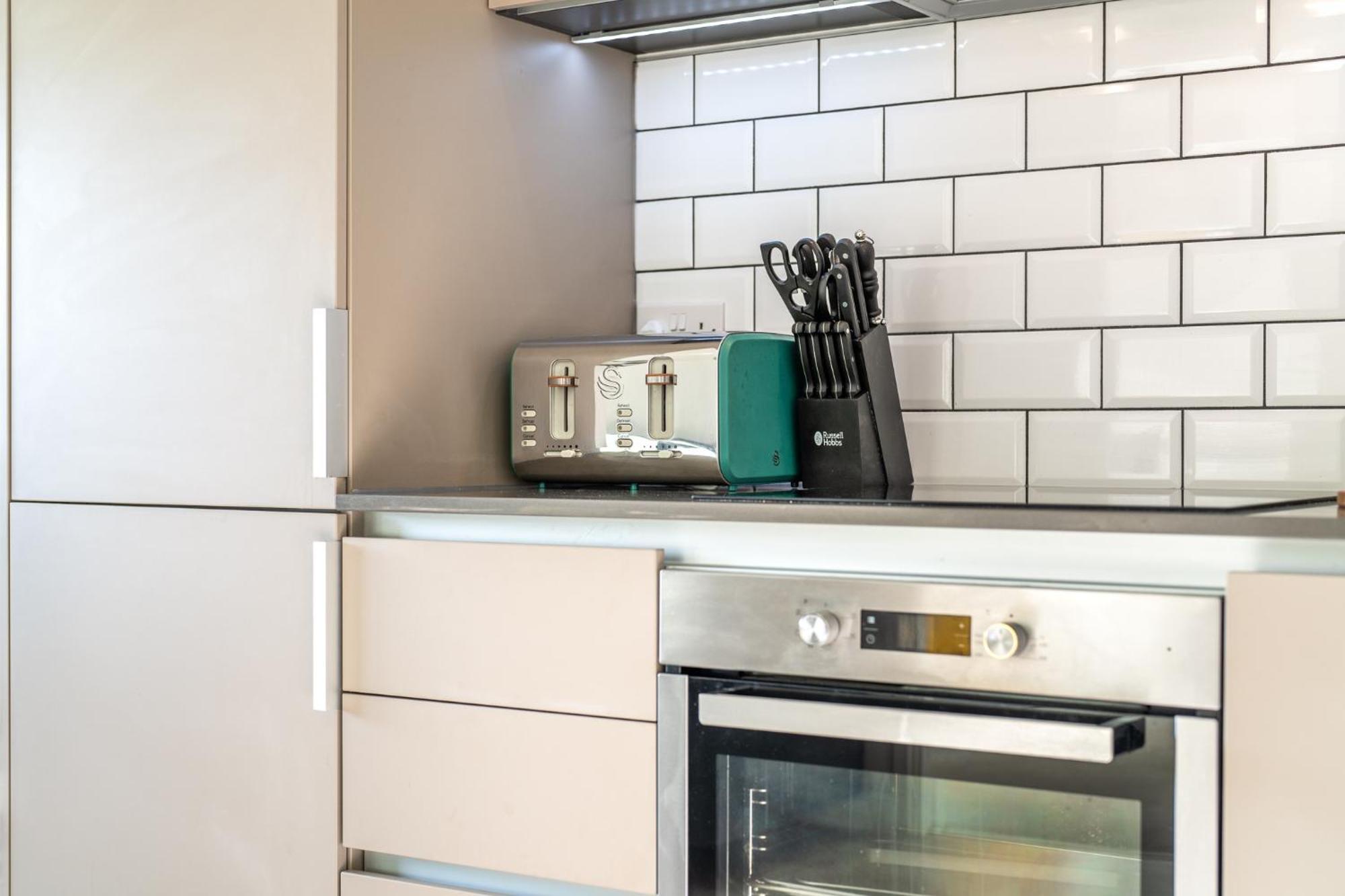 Luxury 1 Bedroom Serviced Apartment With Roof Terrace & Gym Stevenage Eksteriør bilde