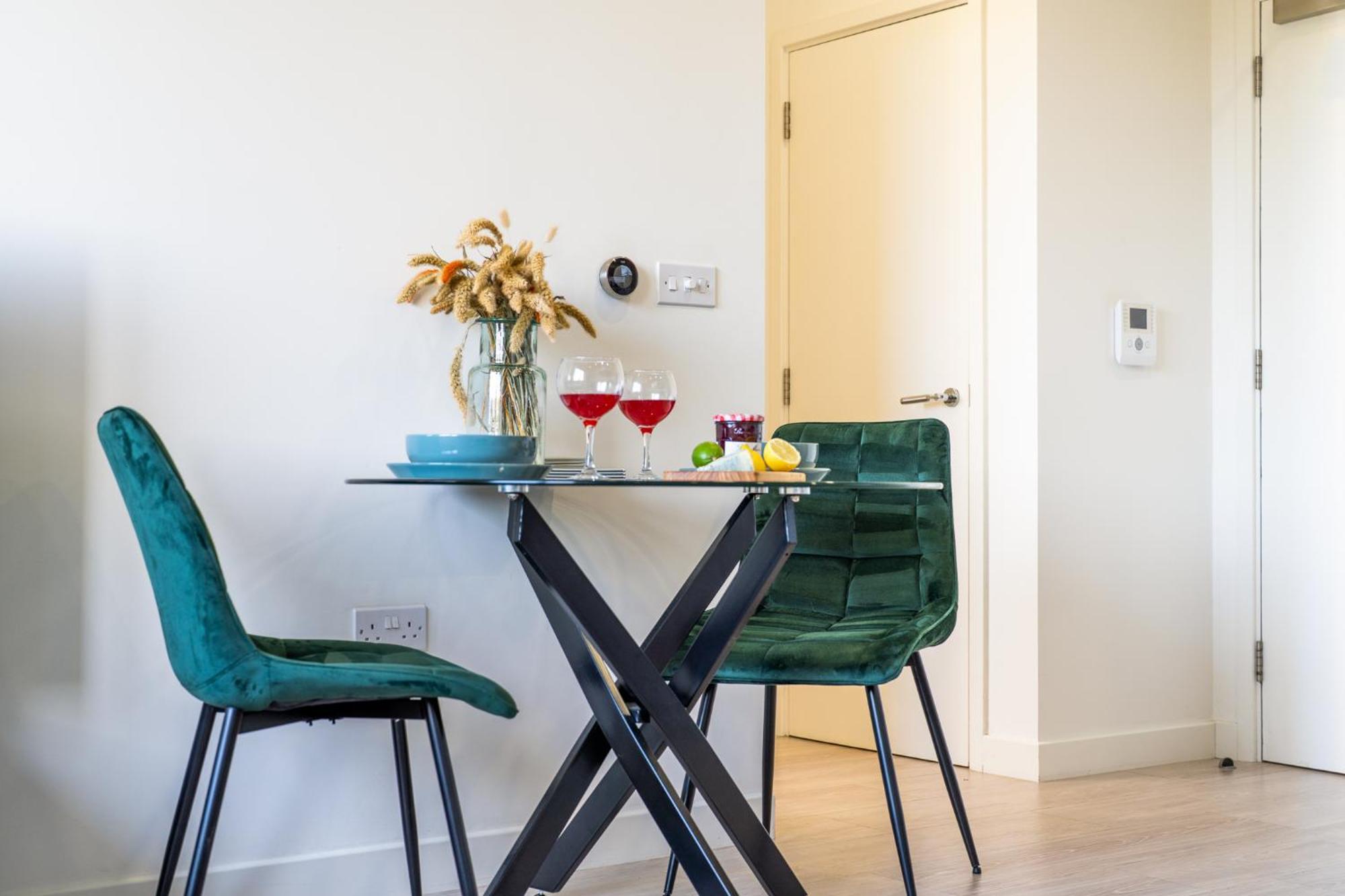 Luxury 1 Bedroom Serviced Apartment With Roof Terrace & Gym Stevenage Eksteriør bilde