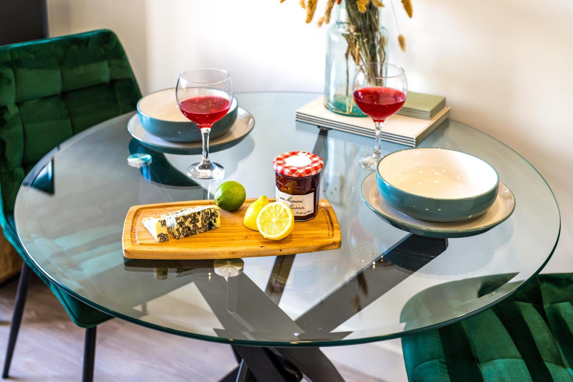 Luxury 1 Bedroom Serviced Apartment With Roof Terrace & Gym Stevenage Eksteriør bilde